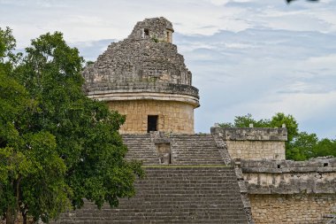 El Caracol ya da Chitzen Itza 'daki Gözlemevi bulutlu bir günde