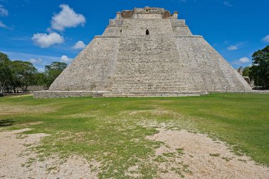 Güneşli bir günde Uxmal 'in büyük piramidi