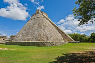 Güneşli bir günde Uxmal 'in büyük piramidi