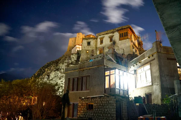 La photo de Leh Palace la nuit — Photo