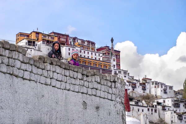 As duas tibetanas ficam e olham da parede — Fotografia de Stock