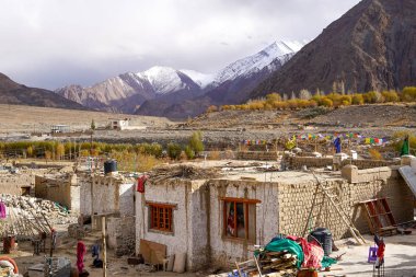 Leh yolunda küçük bir köy