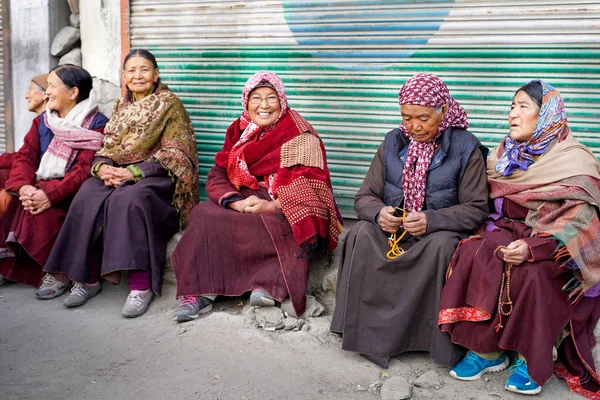 El grupo de mujeres de Leh sentadas frente a la entrada del monasterio — Foto de Stock