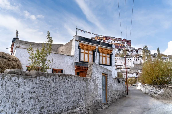 De indiaanse stad Thiksey die is gebouwd in tibetaanse stijl — Stockfoto