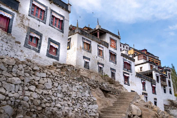 El antiguo monasterio de Thiksay en Theksey pequeño pueblo —  Fotos de Stock