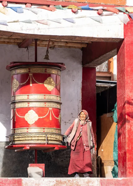 丸太鼓の周りを歩く老婦人 — ストック写真