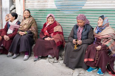 Manastır girişinin önünde oturan Leh kadın grubu