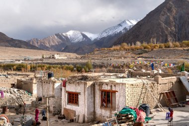 Leh yolunda küçük bir köy