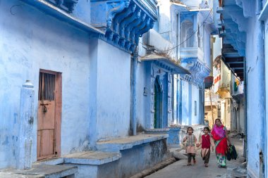 Chittorgarh/Hindistan-25.02.2019:Çocuklarıyla kadınlar okula gidiyor