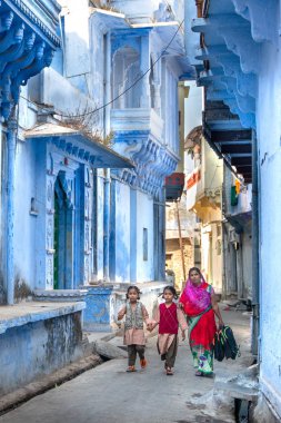 Chittorgarh/Hindistan-25.02.2019:Çocuklarıyla kadınlar okula gidiyor