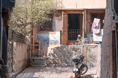 Jodhpur / India-13.07.2019: Bahçesinde oturan yaşlı kadınlar