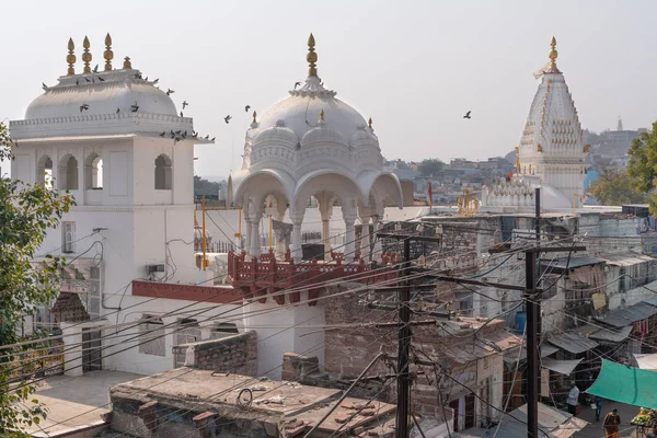 Старый белый храм в Джодхпуре — стоковое фото