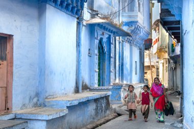 Chittorgarh/Hindistan-25.02.2019:Çocuklarıyla kadınlar okula gidiyor