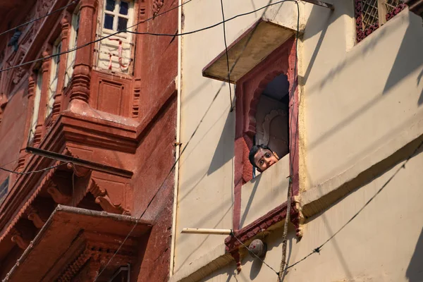 Jodhpur / Índia-13.07.2019: O menino olhando da janela — Fotografia de Stock