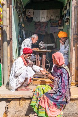Jaisalmer/India-13.07.2019:Arkadaşlar Hindistan'daki yaşamdan bahsediyor