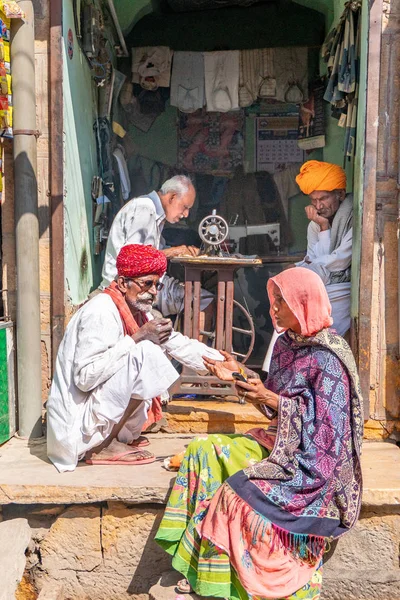 Jaisalmer / India-13.07.2019: Amigos hablan de la vida en la India — Foto de Stock