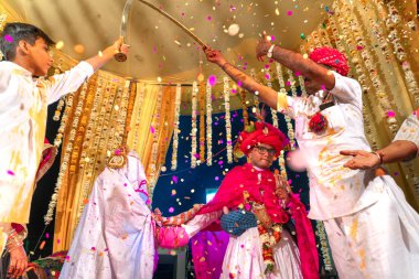 Sadri/hindistan-12.07.2019:Geleneksel rajasthani düğün töreninde insanlar