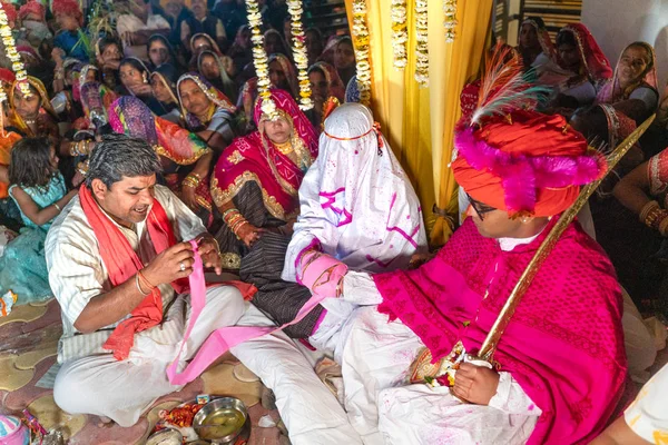 Sadri/India-12.07.2019: de mensen op de traditionele Rajasthani huwelijksceremonie — Stockfoto