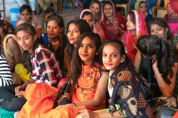 Садри / Индия-12.07.2019: Люди на традиционной раджастхани свадебной церемонии — стоковое фото