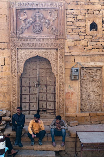 Jaisalmer/Indie-13.07.2019: ludzie siedzący i czekając w Fort Jaisalmer — Zdjęcie stockowe
