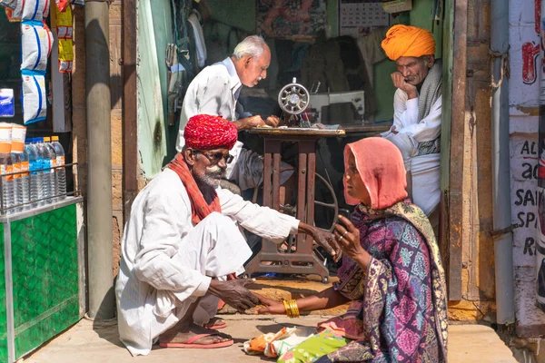 Jaisalmer/India-13.07.2019:Friends talk about life in India — Stock Photo, Image