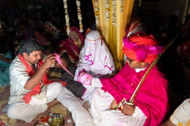 Sadri/hindistan-12.07.2019:Geleneksel rajasthani düğün töreninde insanlar