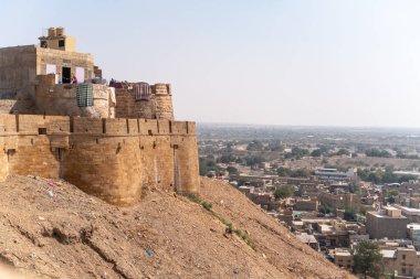 Jasurк Fort etrafında yürüyüş