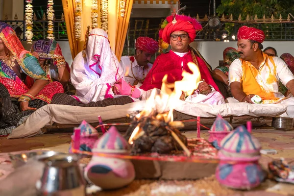 Sadri/India-12.07.2019: de mensen op de traditionele Rajasthani huwelijksceremonie — Stockfoto