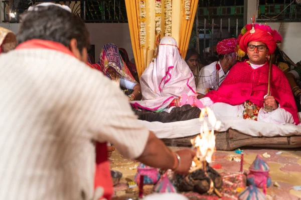 Sadri/India-12.07.2019: de mensen op de traditionele Rajasthani huwelijksceremonie — Stockfoto