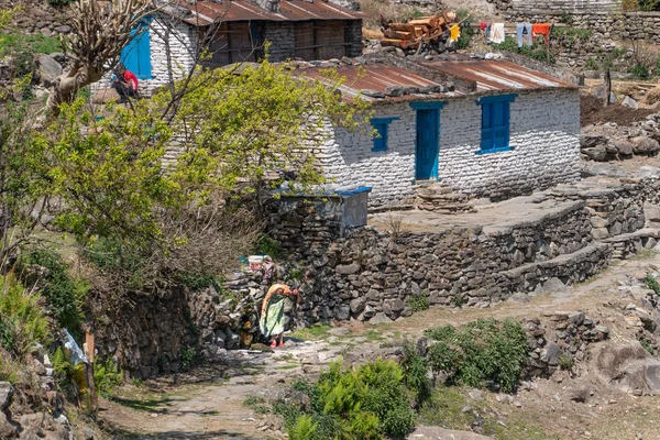 Nepal Uitzicht Annapurna Trail Track Vrouw Haar Wassen — Stockfoto