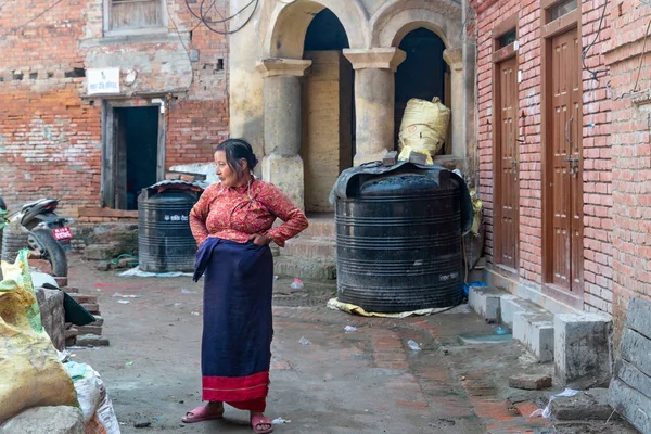 Nepal Bhaktapur Kobieta Brudnym Podwórku — Zdjęcie stockowe