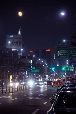 Seul, Güney Kore - 18 Ekim 2016: Gece seul sokak görünümü