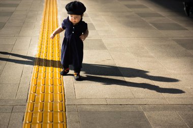 Seul, Güney Kore - 18 Ekim 2016: küçük çocuk ve ebeveynin gölgesi