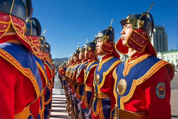 ウランバートル モンゴル 2016 メイン広場でパレード 伝統的な赤と青のユニフォームを着て列に並んで立ち 命令を待っている兵士たち — ストック写真