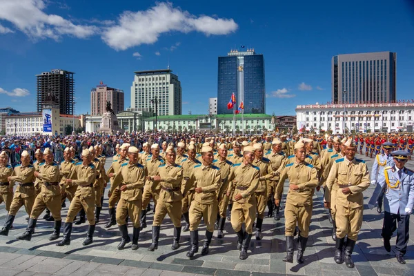 蒙古乌兰巴托 2016年8月11日 在主广场上游行 士兵身着传统制服 等待指挥 — 图库照片