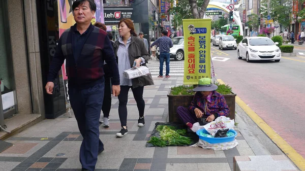 Wando Sydkorea Oktober 2016 Kvinna Sitter Gatan Och Säljer Grönsaker — Stockfoto