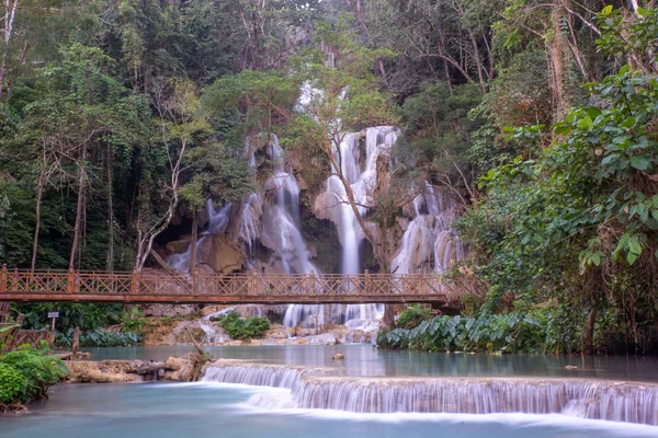 Ponte Madeira Através Cachoeira Kuang Laos — Fotografia de Stock