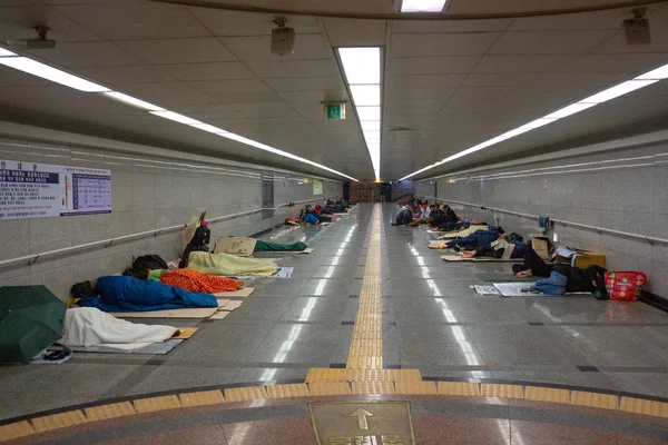 Seul Korea Południowa Października 2016 Bezdomnych Osób Śpi Wewnątrz Metra — Zdjęcie stockowe