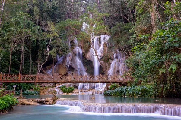Деревянный Мост Через Водопад Куанг Лаосе — стоковое фото