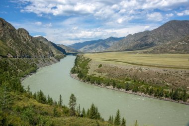 Altay Dağları'nda yol manzarası