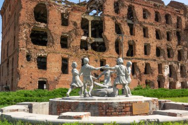 Volgograd, Rusya - 18 Haziran 2016: Çocuk ve timsah ve yıkılan binanın çemberi heykeli.