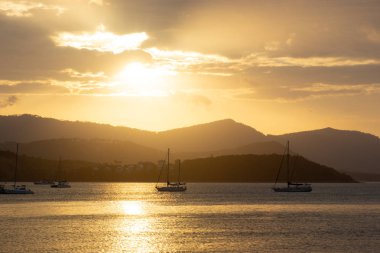 Tayland'da deniz kıyısında gün batımı görünümü