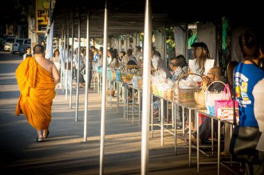 Thani, Tayland - 3 Şubat 2017: Dövmeli keşiş insan kuyruğu nda yürüyor, Udon festivali.