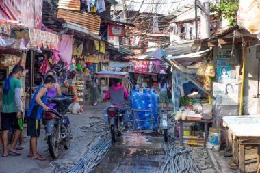 Filipinler - 28 Kasım 2016: Küçük kasabada yerel sokak.