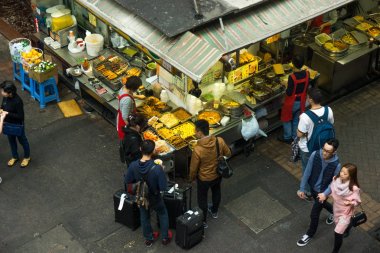 Hong Kong - 19 Aralık 2017: Sokak gıda pazarı.