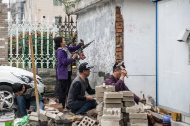 Xiamen, Çin - 6 Ocak 2017: Xiamen'de işçiler çalışıyor