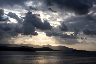 Tayland'da deniz kıyısında gün batımı görünümü