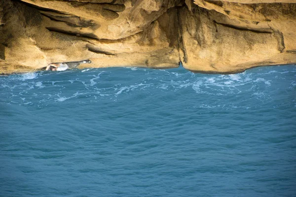 Скалистая Скала Голубым Морем — стоковое фото