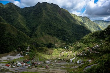 Filipinler'de pirinç terasları ve Banaue köyü