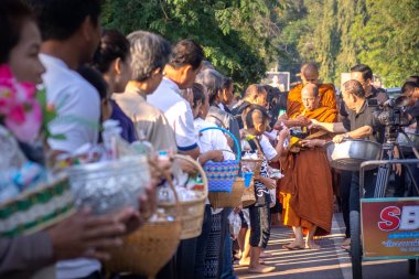 Thani, Tayland - 3 Şubat 2017: Dövmeli keşiş insan kuyruğu nda yürüyor, Udon festivali.